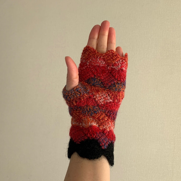 手編みニット手袋　指なし　ハンドウォーマー　アームウォーマー レッドMIX3　フチBK　スカラップ 4枚目の画像