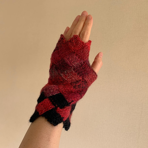 手編みニット手袋　指なし　アームウォーマー ボルドーMIX　ヘリンボーン編み 2枚目の画像