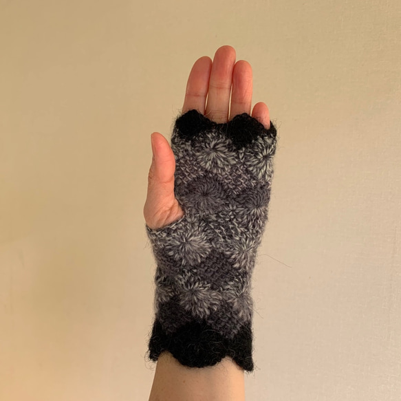 手編みニット手袋　指なし　ハンドウォーマー　アームウォーマー グレーMIX1　スカラップBK 5枚目の画像