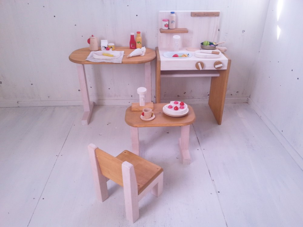 楕円テーブルM　角が無い　子供用イス兼テーブル　自然塗料　オーダー可　キッズルーム　ナチュラル家具　シンプル　かわいい