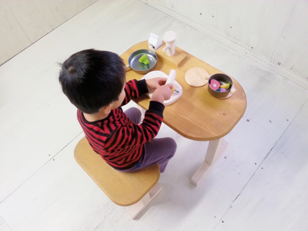 楕円テーブルM　角が無い　子供用イス兼テーブル　自然塗料　オーダー可　キッズルーム　ナチュラル家具　シンプル　かわいい