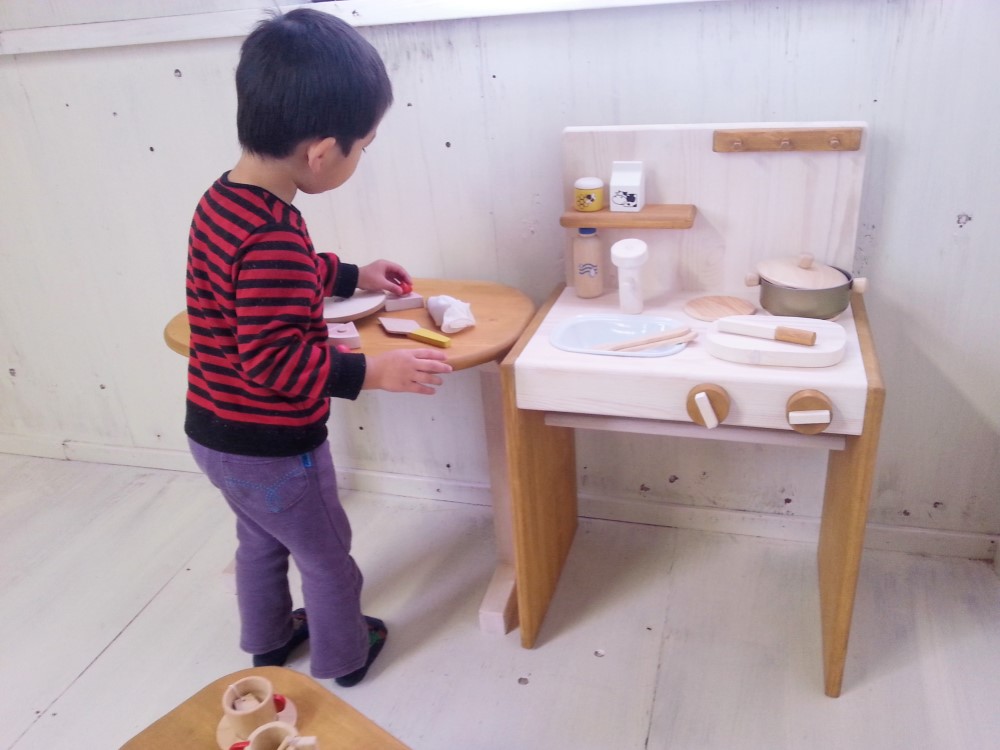 楕円テーブルM　角が無い　子供用イス兼テーブル　自然塗料　オーダー可　キッズルーム　ナチュラル家具　シンプル　かわいい