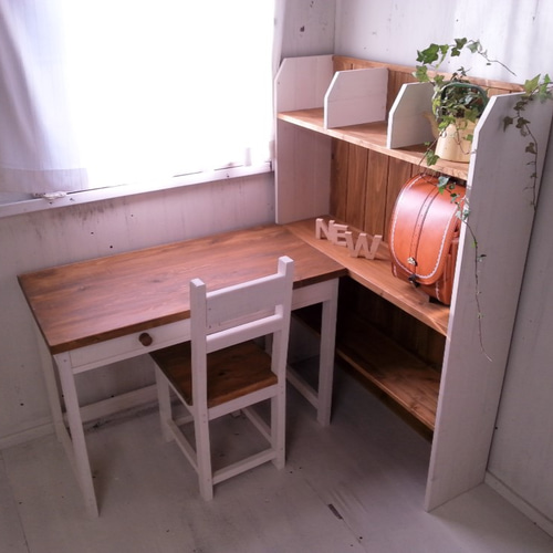 無垢材で造る 学習机、椅子、カップボードのお得な3点セット 作業