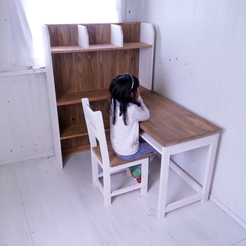 無垢材で造る 学習机、椅子、カップボードのお得な3点セット 作業