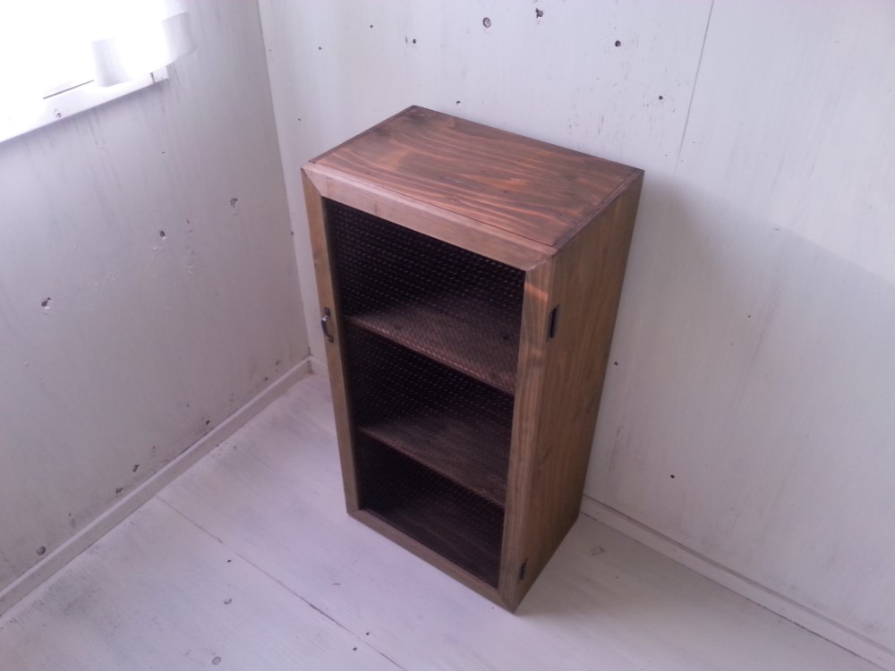 ナチュラルテイスト　キャビネット　チキンネットの扉付　かわいい　収納棚　オーダー可　店舗　什器　商品棚　食器棚　シンプル