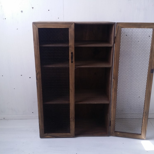 アンティークテイスト キャビネット 観音開き扉 収納棚 収納4段 商品