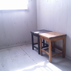 無垢ヒノキで造る家具　アンティーク風　シンプル角スツール　椅子　飾り台　イス　オーダー可　店舗什器　シンプルインテリア 1枚目の画像