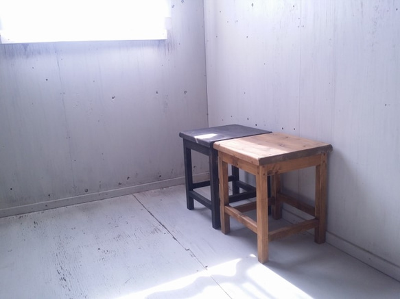 無垢ヒノキで造る家具　アンティーク風　シンプル角スツール　椅子　飾り台　イス　オーダー可　店舗什器　シンプルインテリア 1枚目の画像