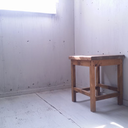 無垢ヒノキで造る家具　アンティーク風　シンプル角スツール　椅子　飾り台　イス　オーダー可　店舗什器　シンプルインテリア 2枚目の画像