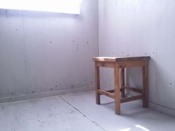 無垢ヒノキで造る家具　アンティーク風　シンプル角スツール　椅子　飾り台　イス　オーダー可　店舗什器　シンプルインテリア 2枚目の画像