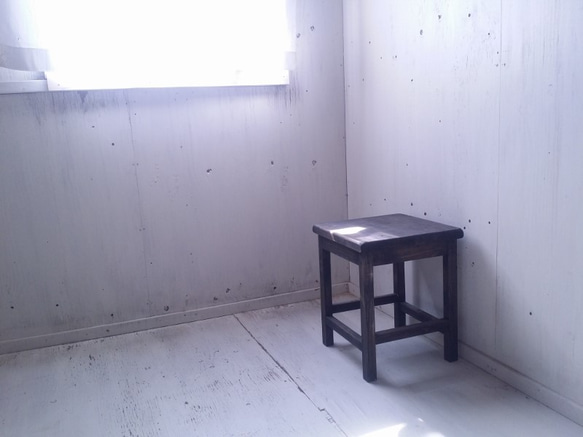 無垢ヒノキで造る家具　アンティーク風　シンプル角スツール　椅子　飾り台　イス　オーダー可　店舗什器　シンプルインテリア 3枚目の画像