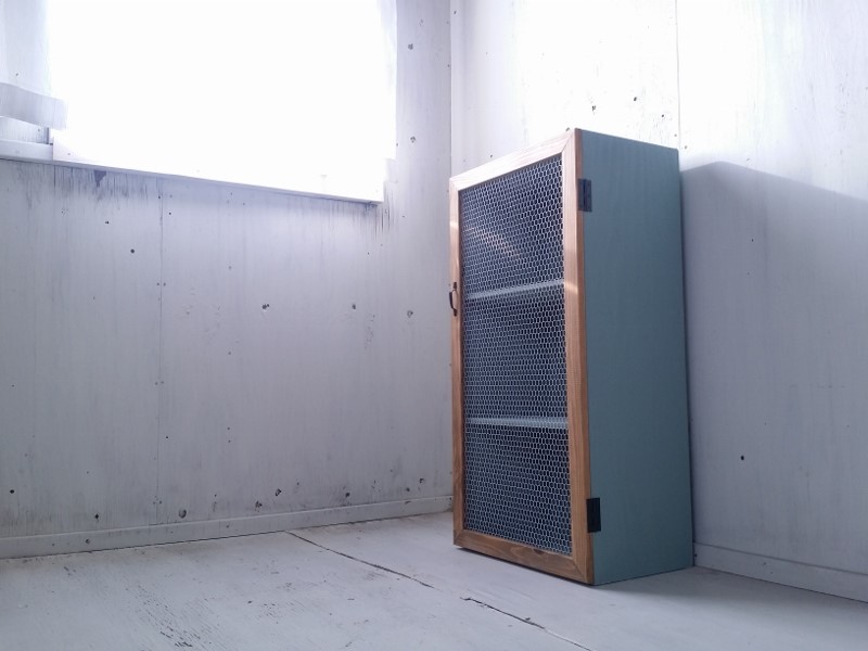 ナチュラルテイスト　キャビネット　チキンネットの扉付　アンティークブルー　収納家具　オーダー可　自然塗料　店舗什器