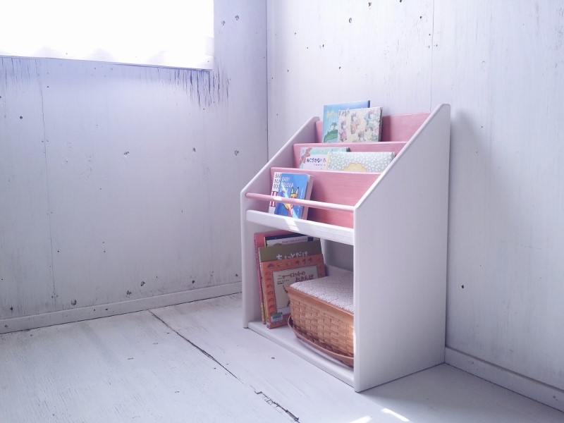 大容量収納のかわいい絵本棚　ピンク　マガジンラック　ぴんく　無垢　オーダー可　キッズルーム　本棚　　　マガジンラック