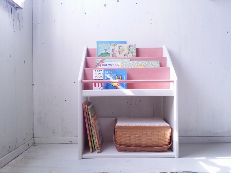大容量収納のかわいい絵本棚　ピンク　マガジンラック　ぴんく　無垢　オーダー可　キッズルーム　本棚　　　マガジンラック