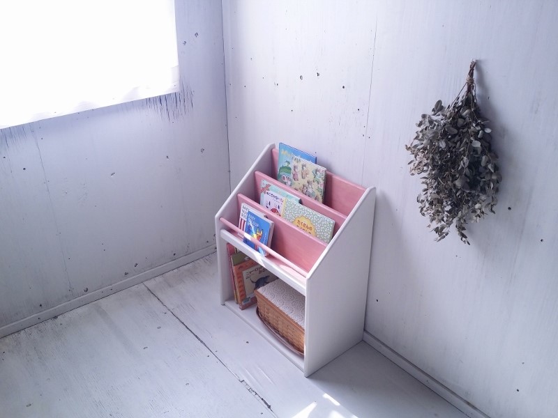 大容量収納のかわいい絵本棚　ピンク　マガジンラック　ぴんく　無垢　オーダー可　キッズルーム　本棚　　　マガジンラック