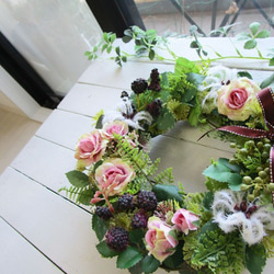 バラと木いちごのリース〜長く飾れるアーティフィシャルリース[F211003] 2枚目の画像