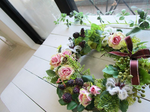 バラと木いちごのリース〜長く飾れるアーティフィシャルリース[F211003] 2枚目の画像