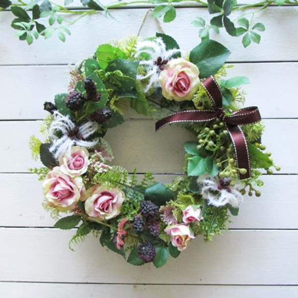 バラと木いちごのリース〜長く飾れるアーティフィシャルリース[F211003] 3枚目の画像