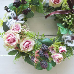 バラと木いちごのリース〜長く飾れるアーティフィシャルリース[F211003] 4枚目の画像