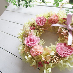 バラとカーネーションのリース（ピンク）～長く飾れるプリザーブドフラワー～[F211030] 2枚目の画像