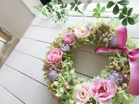 プリザーブドローズとライスフラワーのリース（ラベンダーピンク）～長く飾れるプリザーブドフラワー～[F211033] 2枚目の画像