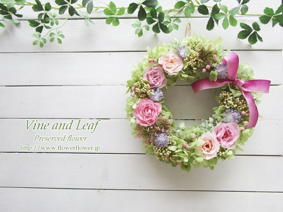 プリザーブドローズとライスフラワーのリース（ラベンダーピンク）～長く飾れるプリザーブドフラワー～[F211033] 1枚目の画像