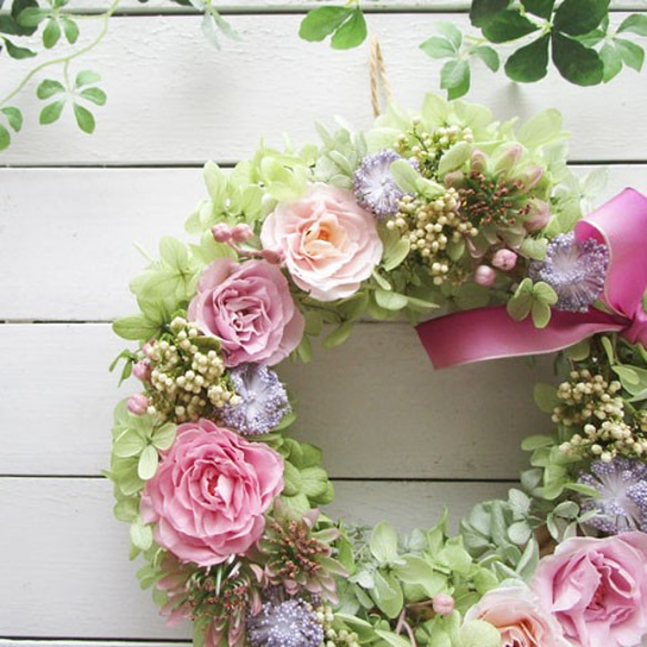 プリザーブドローズとライスフラワーのリース（ラベンダーピンク）～長く飾れるプリザーブドフラワー～[F211033] 3枚目の画像