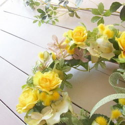 ミモザとバラのリース〜長く飾れるアーティフィシャルリース[W-17032] 1枚目の画像