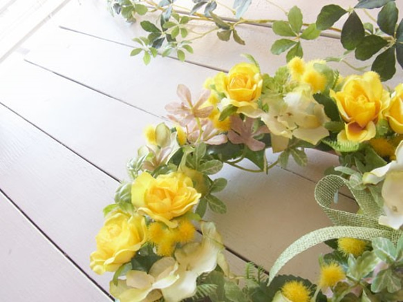 ミモザとバラのリース〜長く飾れるアーティフィシャルリース[W-17032] 1枚目の画像