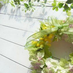 ミモザとアジサイの春のリース〜外にも飾れるアーティフィシャルフラワー～[W-17036] 2枚目の画像