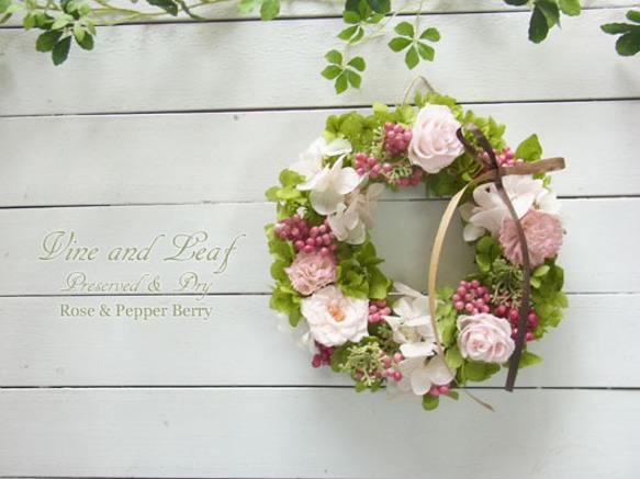バラとペッパーベリーのプリザーブドリース〜プリザーブドフラワー母の日ギフト[W-17051] 1枚目の画像