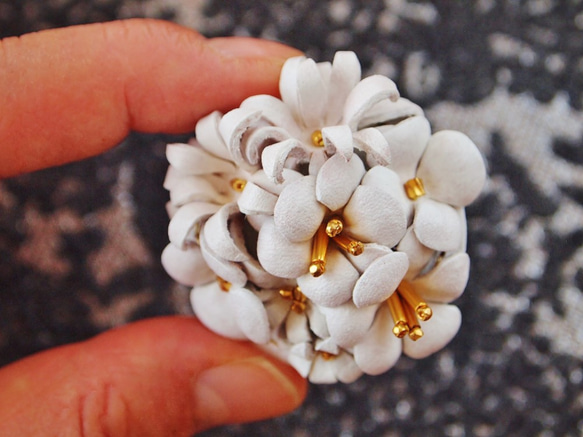 植物胸花白色小皮革製成[定做] 第2張的照片