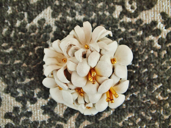 植物胸花白色小皮革製成[定做] 第3張的照片