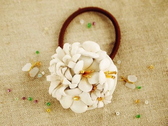 革でつくったボタニカル花ヘアゴム　白色【受注生産】 2枚目の画像