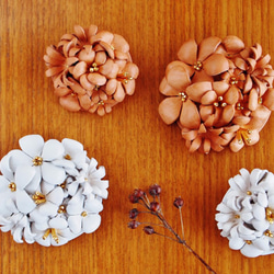 ヌメ革でつくったボタニカル花ブローチ　ナチュラル色　小 4枚目の画像