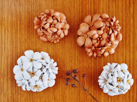 ヌメ革でつくったボタニカル花ブローチ　ナチュラル色　小 4枚目の画像