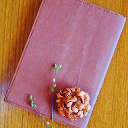 ヌメ革でつくったボタニカル花ブローチ　ナチュラル色　小 5枚目の画像
