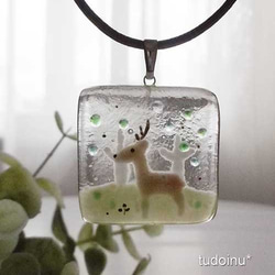 森の鹿　ガラス　ネックレス　ペンダント　チョーカー　鹿　森 1枚目の画像