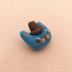 ニードルフェルト 帽子をかぶった「猫子」ブローチ　青猫子／センタークリーフハット（ブラン） 1枚目の画像