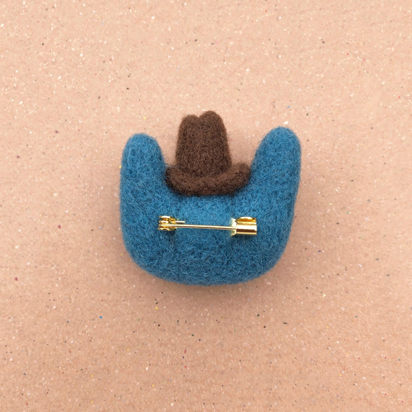 ニードルフェルト 帽子をかぶった「猫子」ブローチ　青猫子／センタークリーフハット（ブラン） 4枚目の画像
