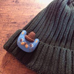 ニードルフェルト 帽子をかぶった「猫子」ブローチ　青猫子／センタークリーフハット（ブラン） 8枚目の画像