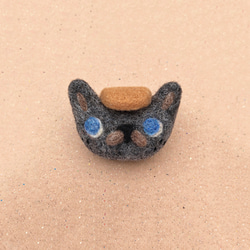 ニードルフェルト 帽子をかぶった「猫子」ブローチ　灰色猫子／ハンティングハット（キャメル） 2枚目の画像