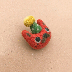 ニードルフェルト 帽子をかぶった「猫子」ブローチ　赤猫子／パーティハット（グリーン） 3枚目の画像