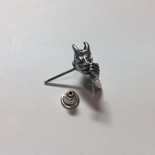 耳元で囁く悪魔のピアス ◇シルバー※左耳用 ピアス（スタッド・一粒