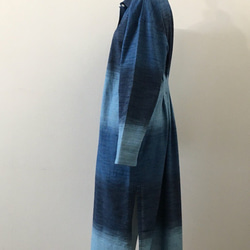 【遠州織物】藍染めグラデーションスラブ生地使用　ロングシャツ 2枚目の画像