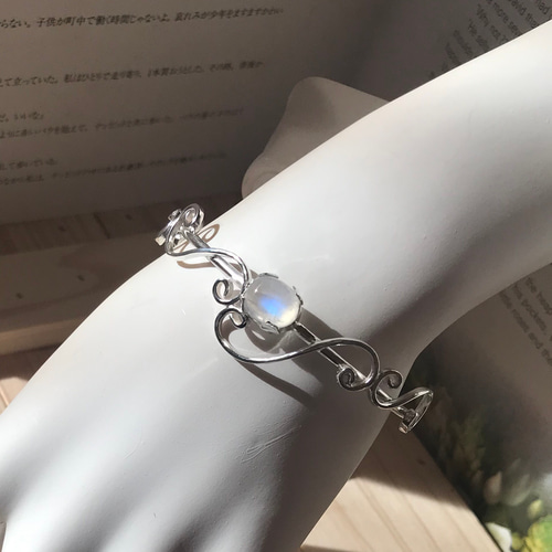 遊色が綺麗なレインボームーンストーン❤︎シルバーバングル
