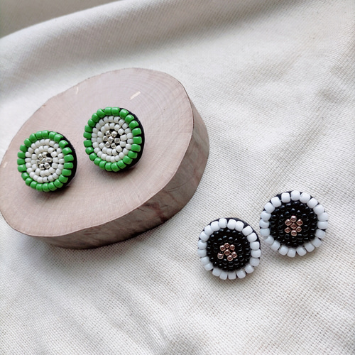 レトロ グリーン×アイボリー 刺繍 ビーズ ピアス or イヤリング 