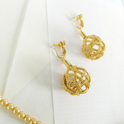 衣領和圓籃球珠寶耳環（金×銀） 第2張的照片