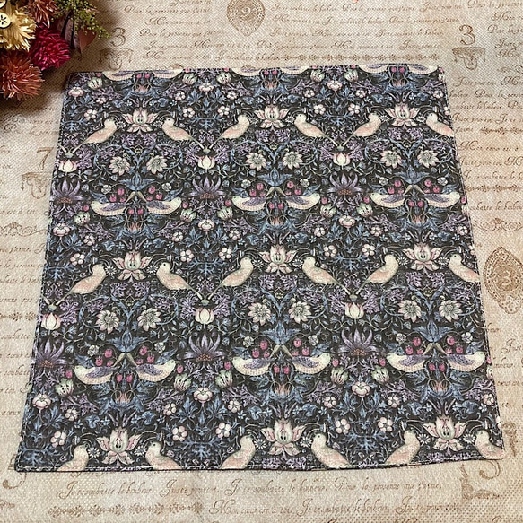 ✴︎送料無料✴︎25×25cm✴︎ガーゼハンカチ  ウィリアムモリス✳︎いちご泥棒（ブラウン） 3枚目の画像