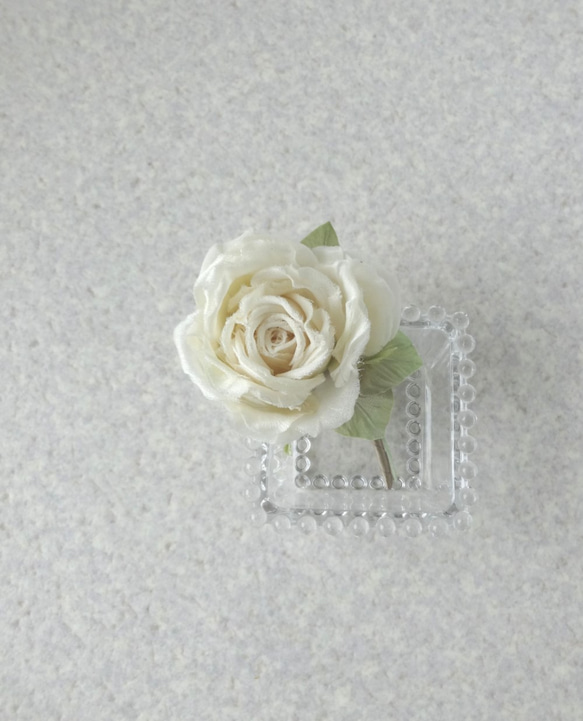 静かなオフホワイトの薔薇 S * シルク絖製 * コサージュ 3枚目の画像